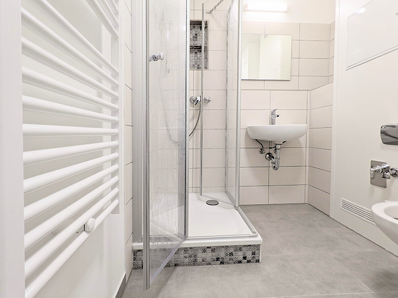 Beispiel für ein Badezimmer mit Dusche mit niedrigem Einstieg